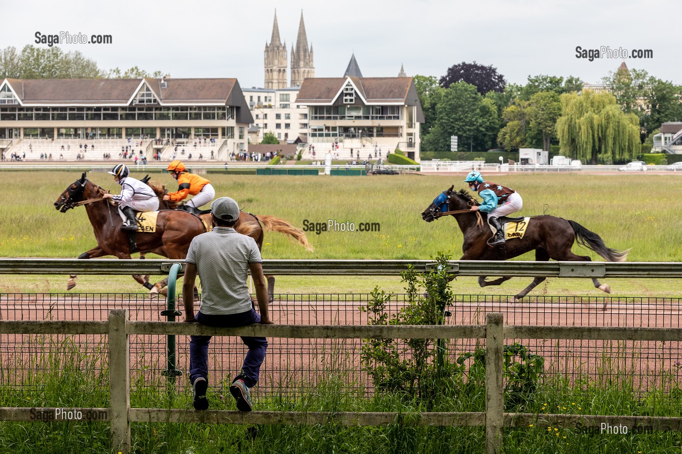 COURSES HIPPIQUES SUR L'HIPPODROME EN CENTRE-VILLE, LA PRAIRIE, CAEN, CALVADOS, NORMANDIE, FRANCE 