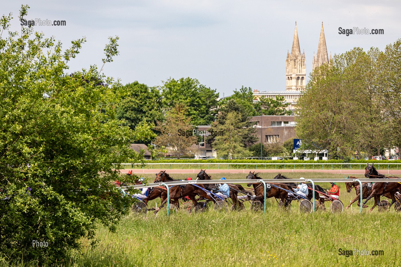 COURSES HIPPIQUES SUR L'HIPPODROME EN CENTRE-VILLE, LA PRAIRIE, CAEN, CALVADOS, NORMANDIE, FRANCE 