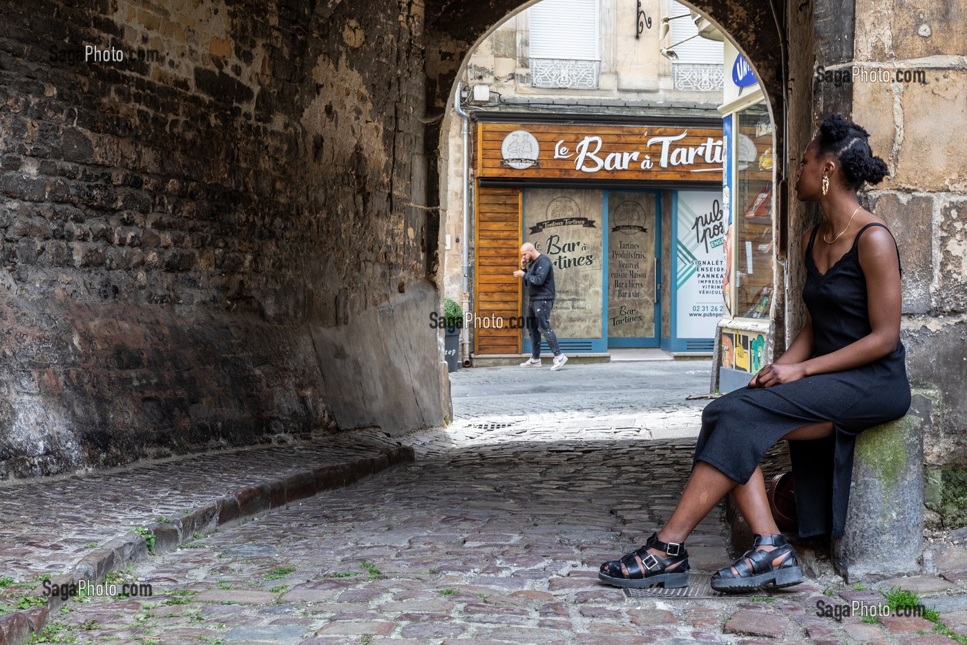 JEUNE FEMME NOIRE DANS UN PASSAGE DE LA RUE FROIDE, CAEN, CALVADOS, NORMANDIE, FRANCE 