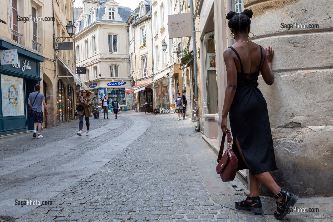 JEUNE FEMME NOIRE DANS LA RUE FROIDE, CAEN, CALVADOS, NORMANDIE, FRANCE 