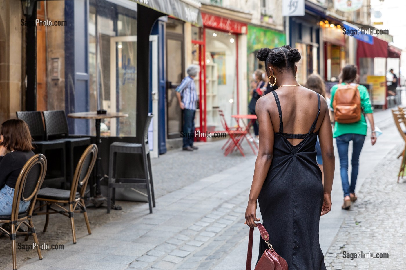 JEUNE FEMME NOIRE, AMBIANCE DE LA RUE FROIDE, CAEN, CALVADOS, NORMANDIE, FRANCE 