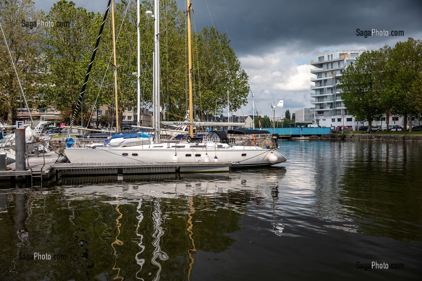 BATEAUX SUR LE PORT DE PLAISANCE DEVANT LA PRESQU'ILE, CAEN, CALVADOS, NORMANDIE, FRANCE 