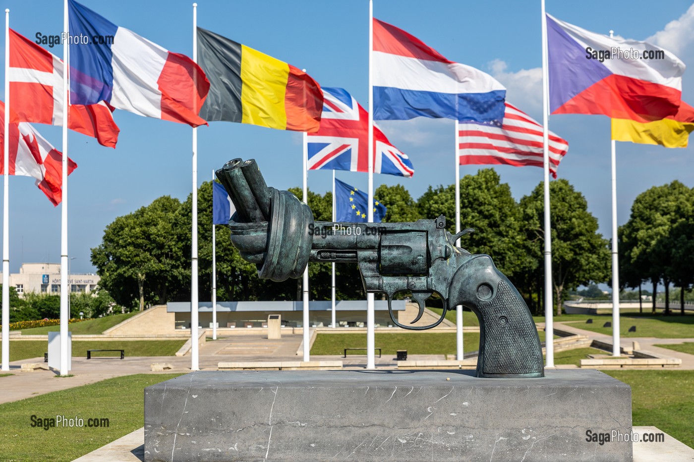 REVOLVER AU CANON NOUE, SCULPTURE EN BRONZE 'NON-VIOLENCE' DE CARL REUTERSWARD, ESPLANADE DU MEMORIAL POUR LA PAIX, CAEN, CALVADOS, NORMANDIE, FRANCE 