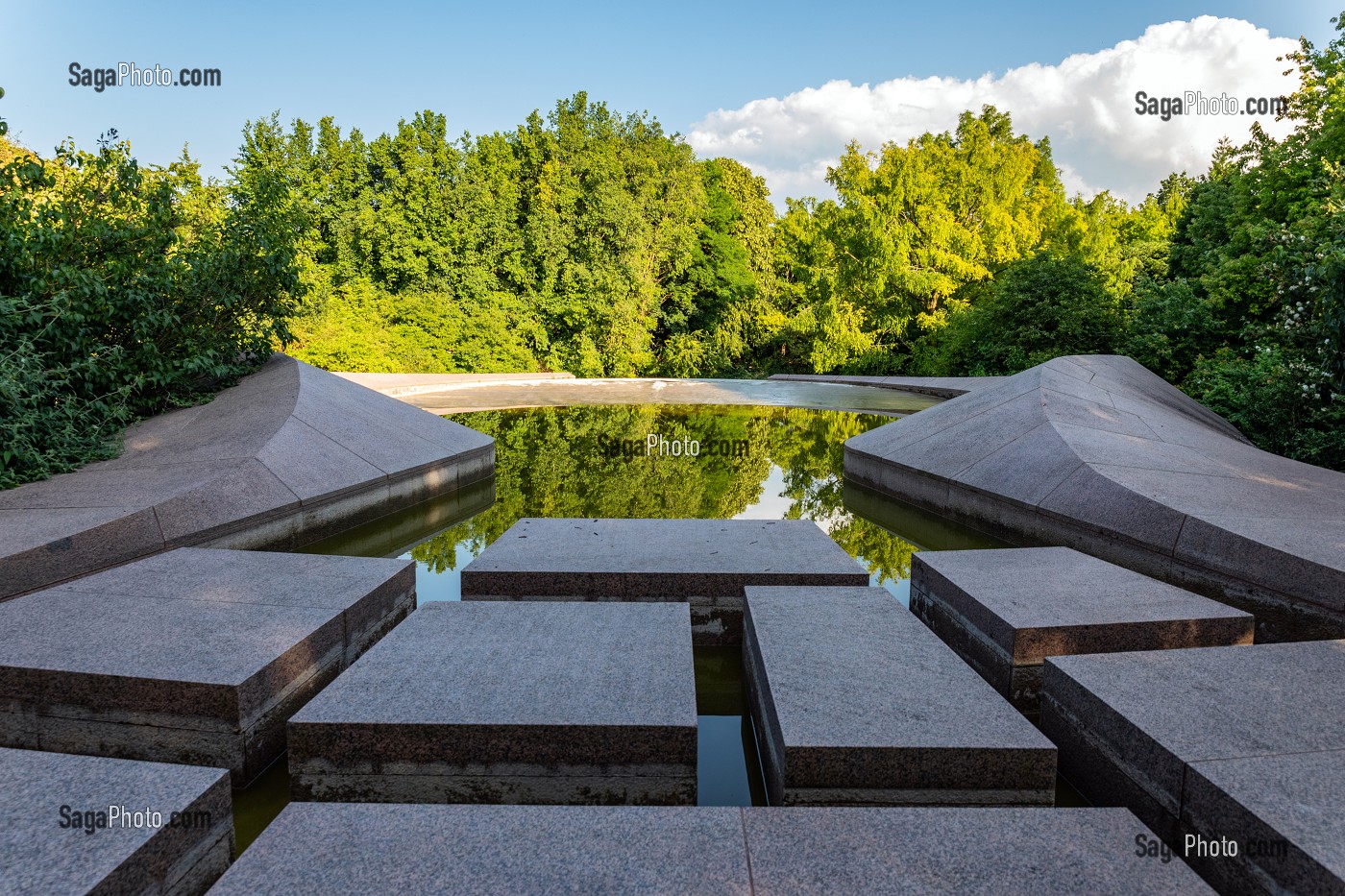 JARDIN DES FORCES ARMEES DES ETATS-UNIS D'AMERIQUE, MEMORIAL GARDEN, CAEN, CALVADOS, NORMANDIE, FRANCE 