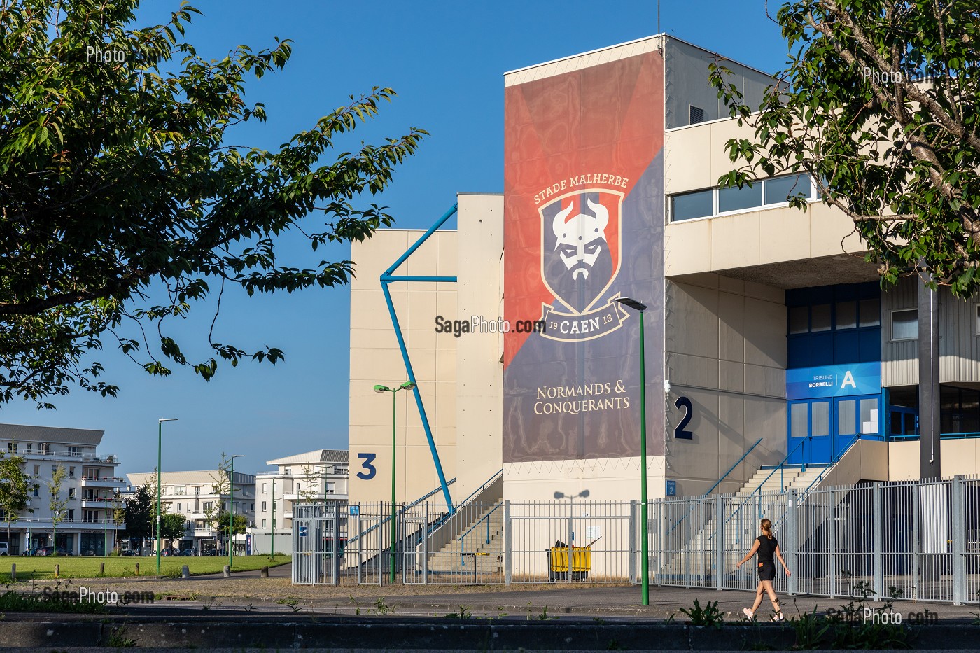 JEUNE FEMME DEVANT LA TRIBUNE BORRELLI DU STADE MALHERBE, STADE MICHEL D'ORNANO, CAEN, CALVADOS, NORMANDIE, FRANCE 