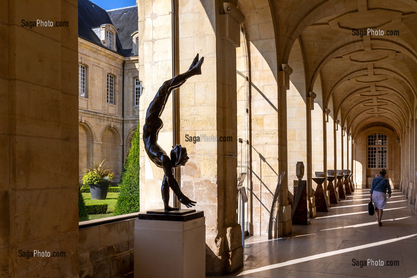 INTERIEUR DU CLOITRE ET PORTIQUE DE L'HOTEL-DIEU, ABBAYE AUX DAMES, ANCIEN MONASTERE DE MONIALES BENEDICTINES QUI ABRITE AUJOURD'HUI LE CONSEIL REGIONAL DE NORMANDIE, CAEN, CALVADOS, NORMANDIE, FRANCE 