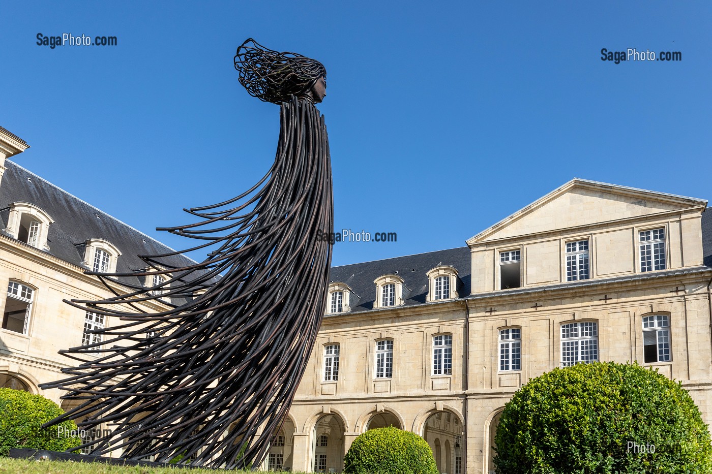 SCULPTURE LA PARQUE (2008) DU PEINTRE SCULPTEUR CLAUDE QUIESSE, CLOITRE DE L'ABBAYE AUX DAMES, ANCIEN MONASTERE DE MONIALES BENEDICTINES QUI ABRITE AUJOURD'HUI LE CONSEIL REGIONAL DE NORMANDIE, CAEN, CALVADOS, NORMANDIE, FRANCE 