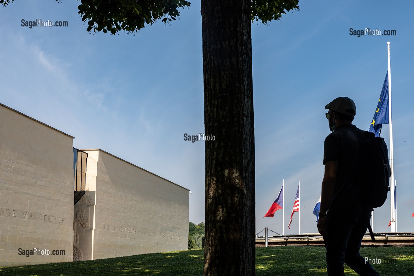 HOMME DEVANT LA FACADE DU MEMORIAL POUR LA PAIX, CAEN, CALVADOS, NORMANDIE, FRANCE 