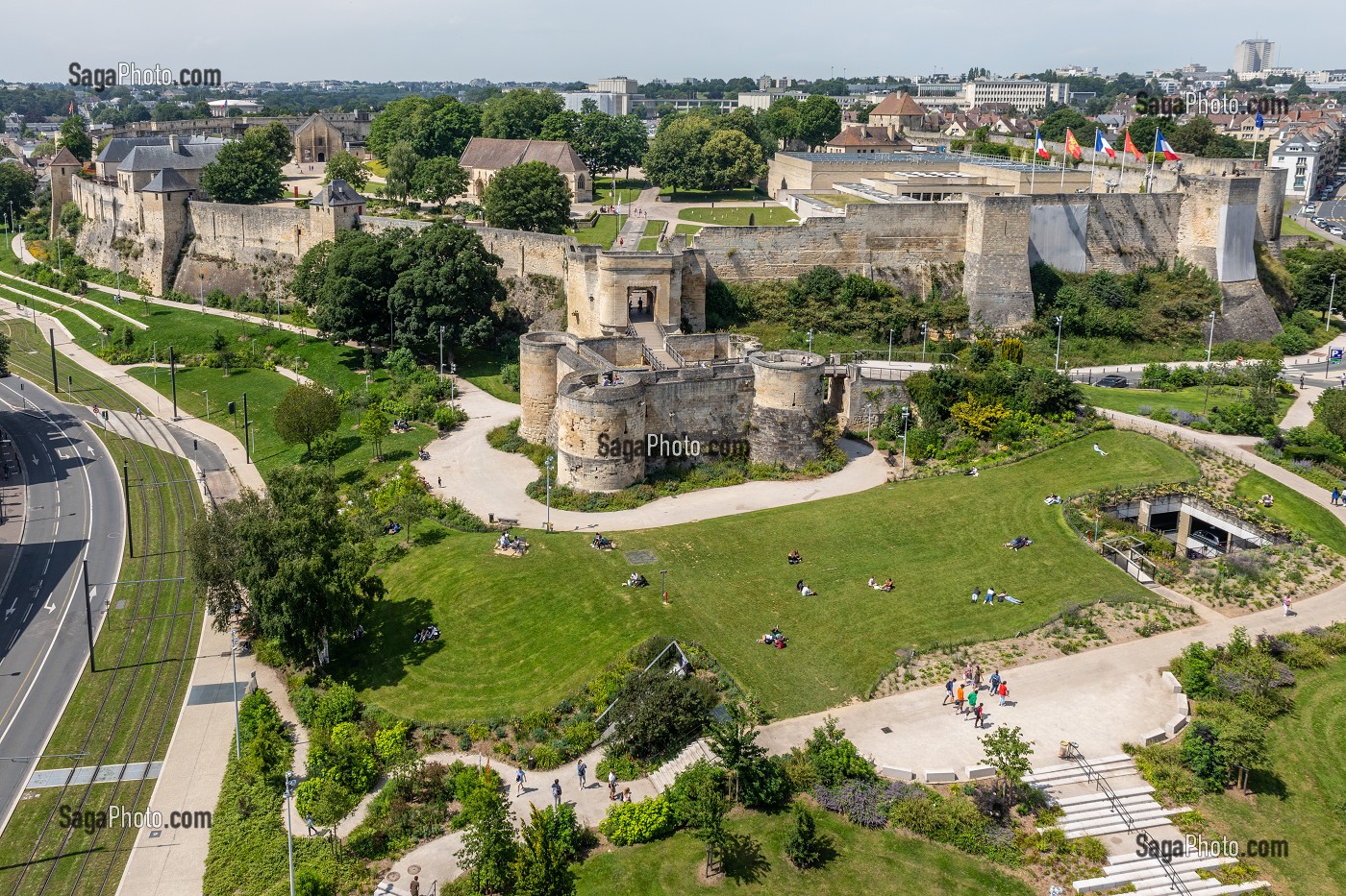 JARDINS ET CHATEAU DE GUILLAUME LE CONQUERANT, CAEN, CALVADOS, NORMANDIE, FRANCE 