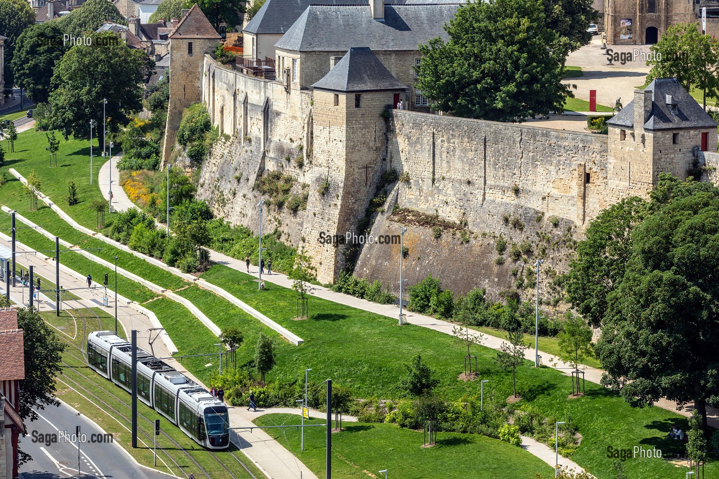 TRAMWAY DEVANT LES REMPARTS DU CHATEAU, CAEN, CALVADOS, NORMANDIE, FRANCE 