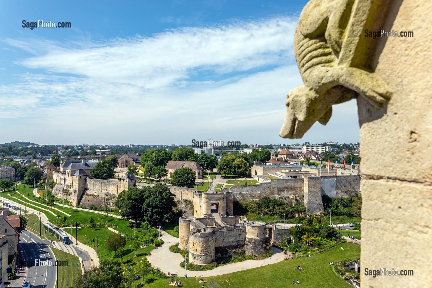 VUE SUR LE CHATEAU DE CAEN DE GUILLAUME LE CONQUERANT SOUS UNE GARGOUILLE DE CHIEN DE LA FACADE DE L'EGLISE SAINT-PIERRE, CAEN, CALVADOS, NORMANDIE, FRANCE 