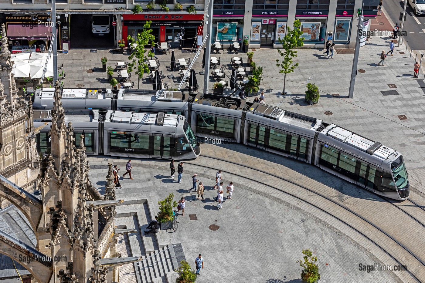 TRAMWAY DE LA VILLE, PLACE SAINT-PIERRE, CAEN, CALVADOS, NORMANDIE, FRANCE 