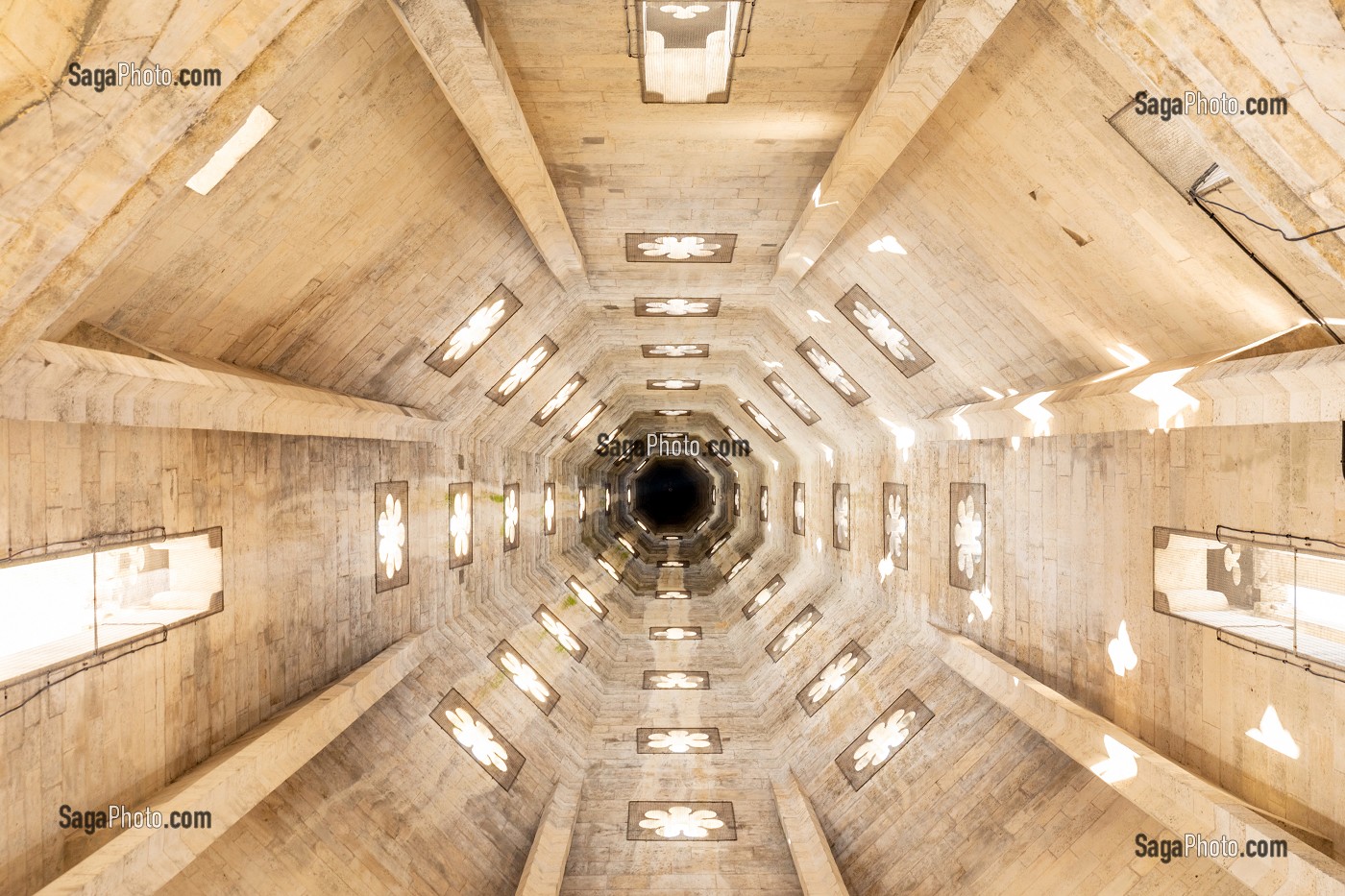 INTERIEUR DU CLOCHER DE L'EGLISE SAINT-PIERRE, CAEN, CALVADOS, NORMANDIE, FRANCE 