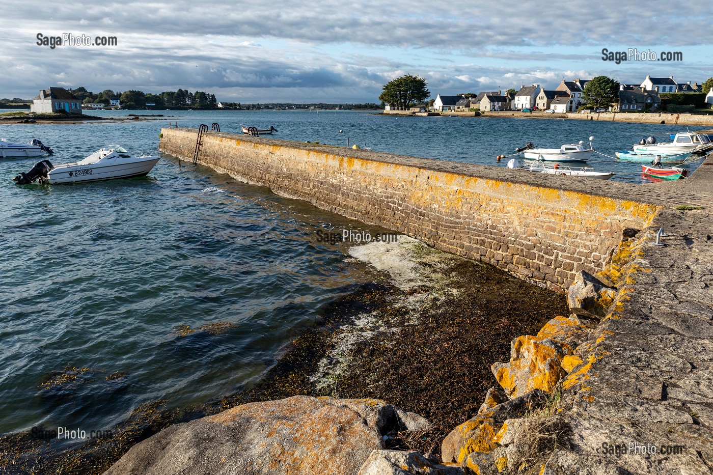 LA DIGUE ET LE PORT DE PLAISANCE DE SAINT-CADO ET LA MAISON NICHTARGUER, BELZ, MORBIHAN, BRETAGNE, FRANCE 