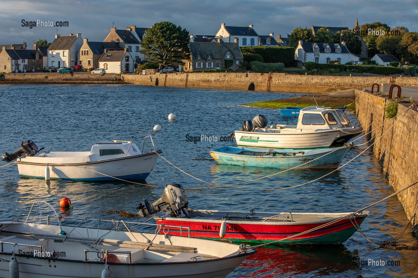 PETIT PORT DE PECHE DEVANT L'ILE DE SAINT-CADO, BELZ, MORBIHAN, BRETAGNE, FRANCE 