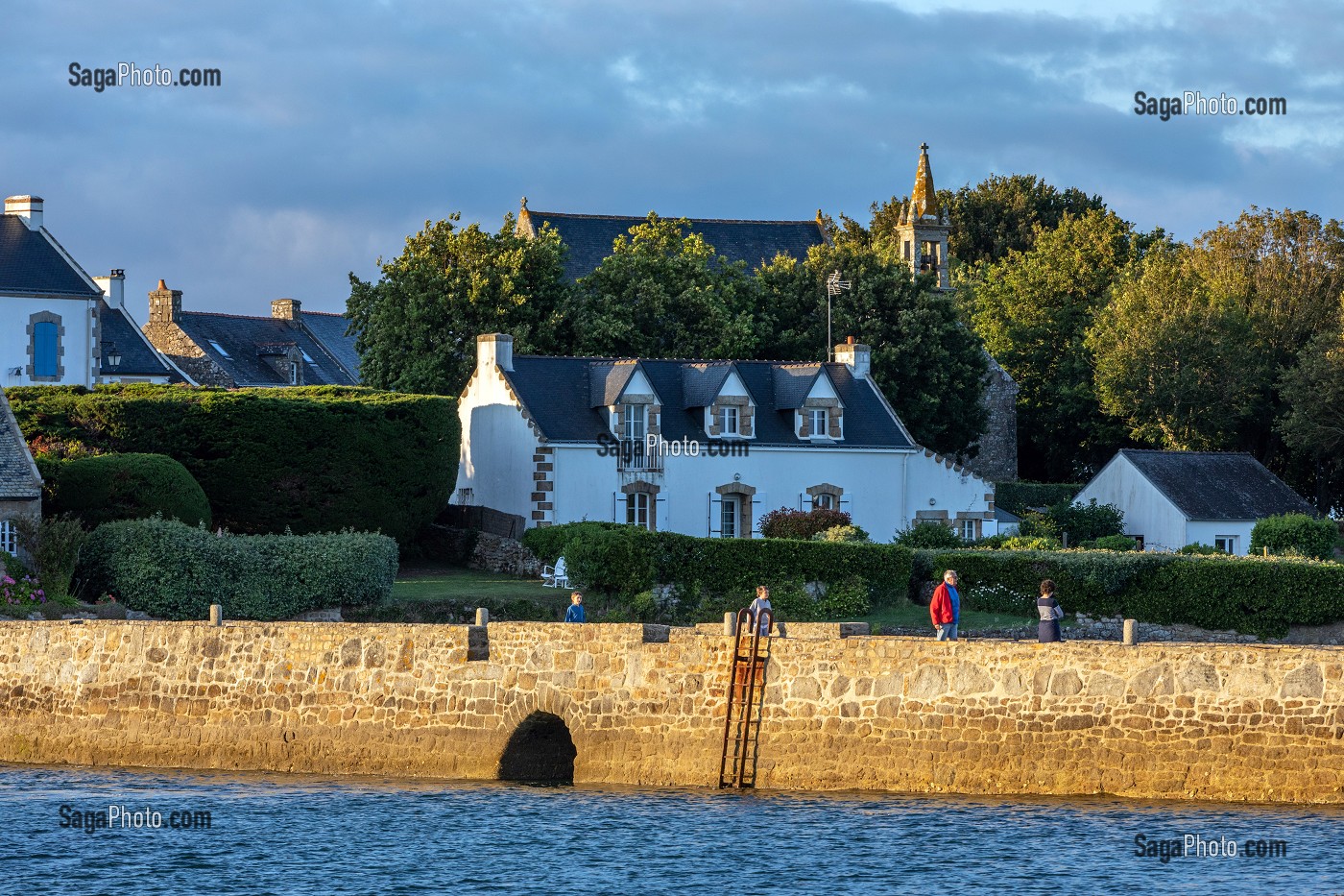 PONT EN PIERRE ET L'ILE DE SAINT-CADO AVEC LA CHAPELLE SAINT-CADO DE BELZ, MORBIHAN, BRETAGNE, FRANCE 