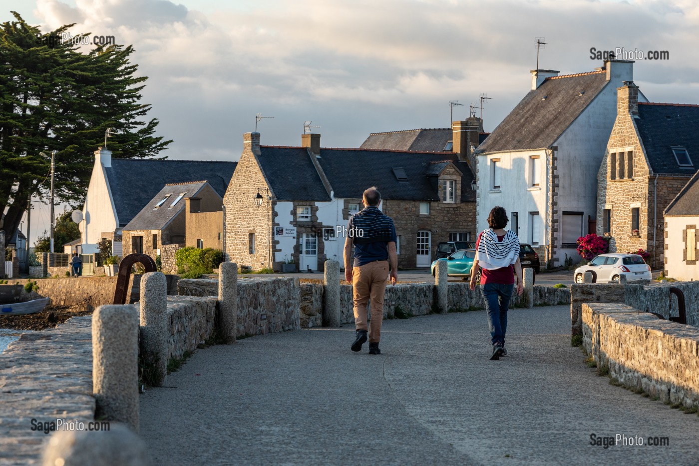 BALADE A PIED SUR LE PONT DE L'ILE DE SAINT-CADO, BELZ, MORBIHAN, BRETAGNE, FRANCE 