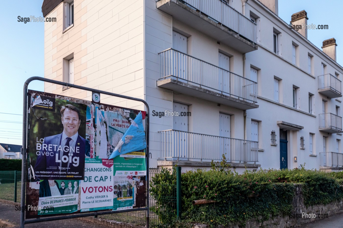 PANNEAU ELECTORAL DEVANT UN IMMEUBLE HLM, AURAY, MORBIHAN, BRETAGNE, FRANCE 