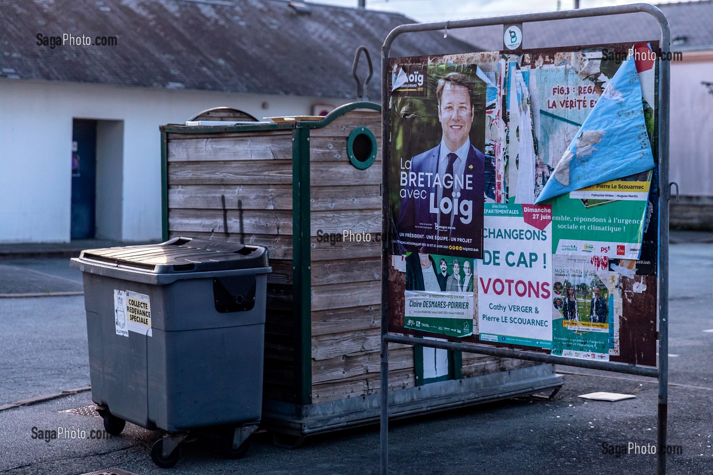 PANNEAU ELECTORAL DEVANT LES POUBELLES, AURAY, MORBIHAN, BRETAGNE, FRANCE 