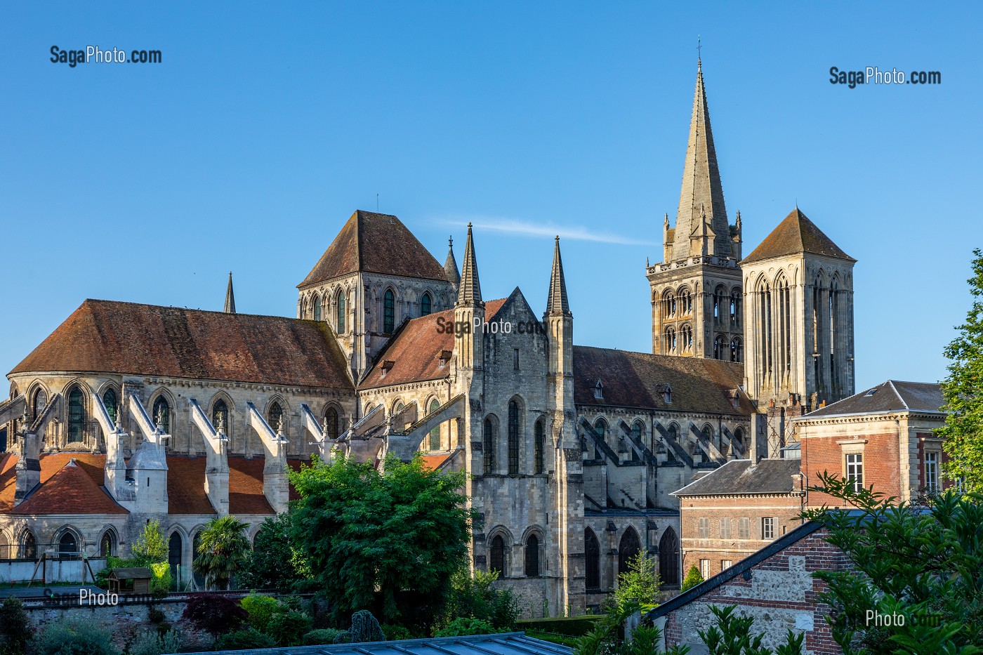 CATHEDRALE SAINT-PIERRE DE LISIEUX DEPUIS LE JARDIN DE L'EVECHE, LISIEUX, CALVADOS, NORMANDIE, FRANCE 