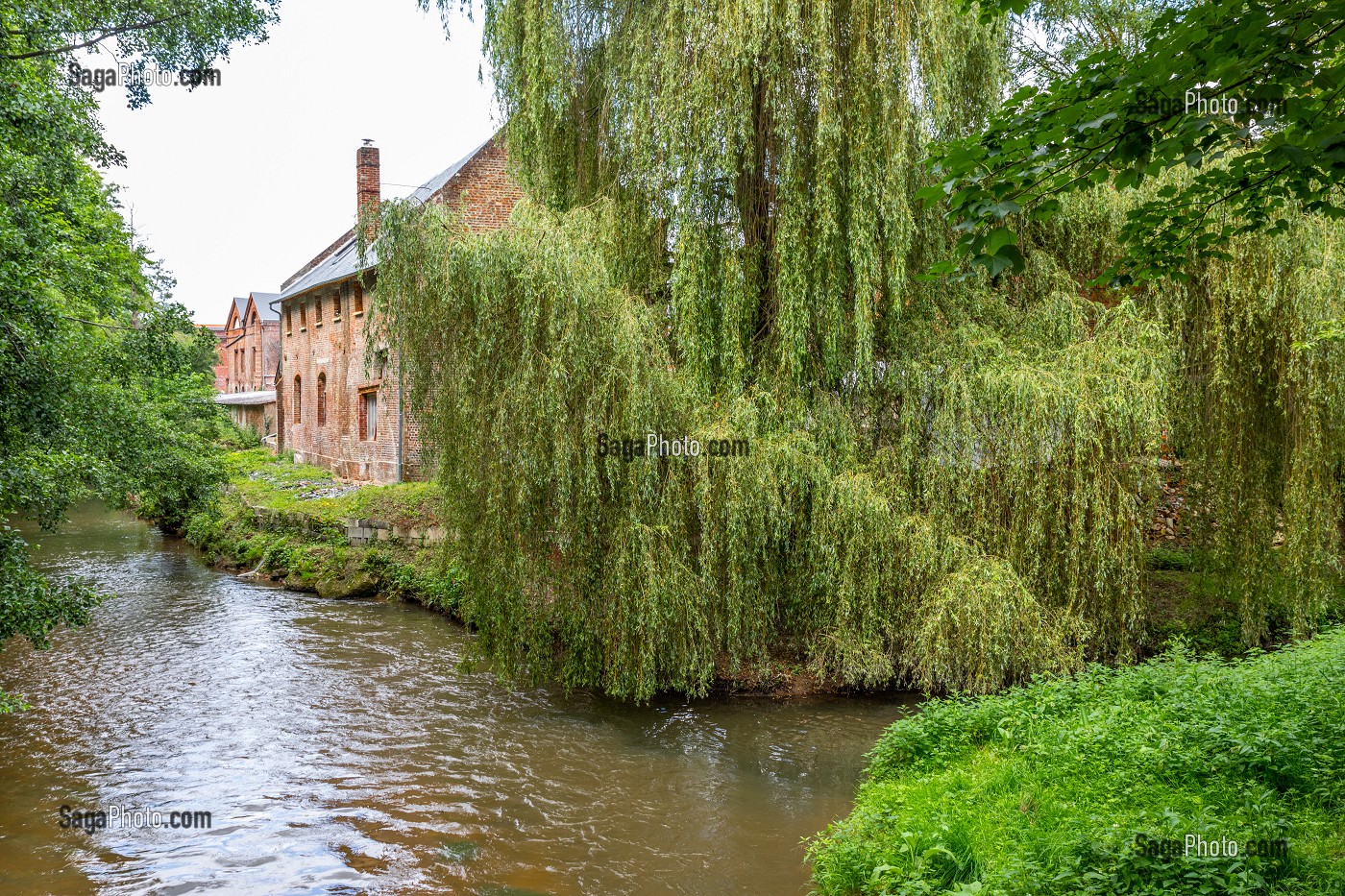 ANCIENNE USINE DE FILAGE TEXTILE SUR LES BORDS DE LA TOUQUES, LISIEUX, CALVADOS, NORMANDIE, FRANCE 