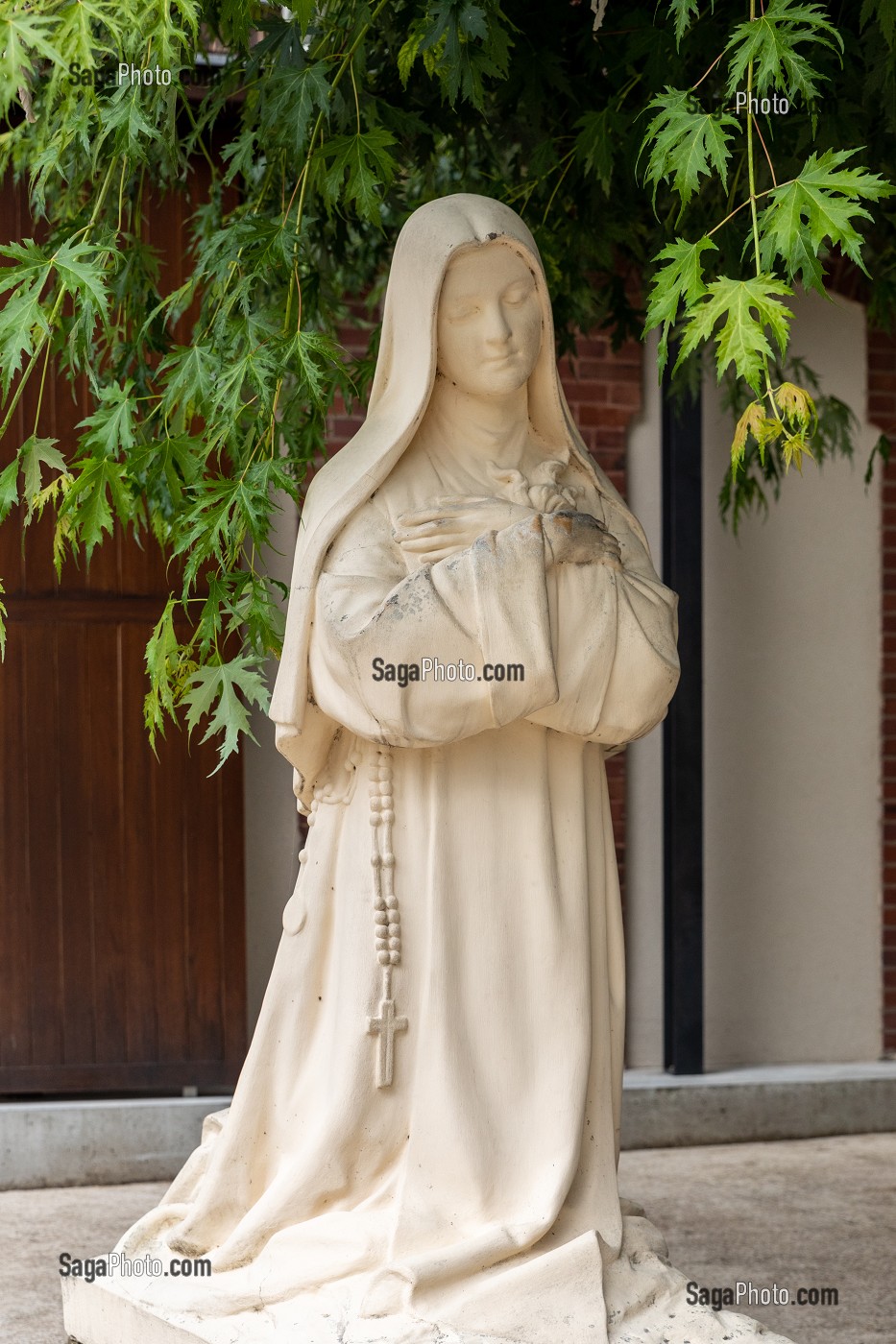 STATUE REPRESENTANT LA SAINTE A L'ENTREE DE LA CHAPELLE DU CARMEL, LIEU DE PELERINAGE ET SANCTUAIRE, MEMORIAL DE SAINTE THERESE, LISIEUX, CALVADOS, NORMANDIE, FRANCE 