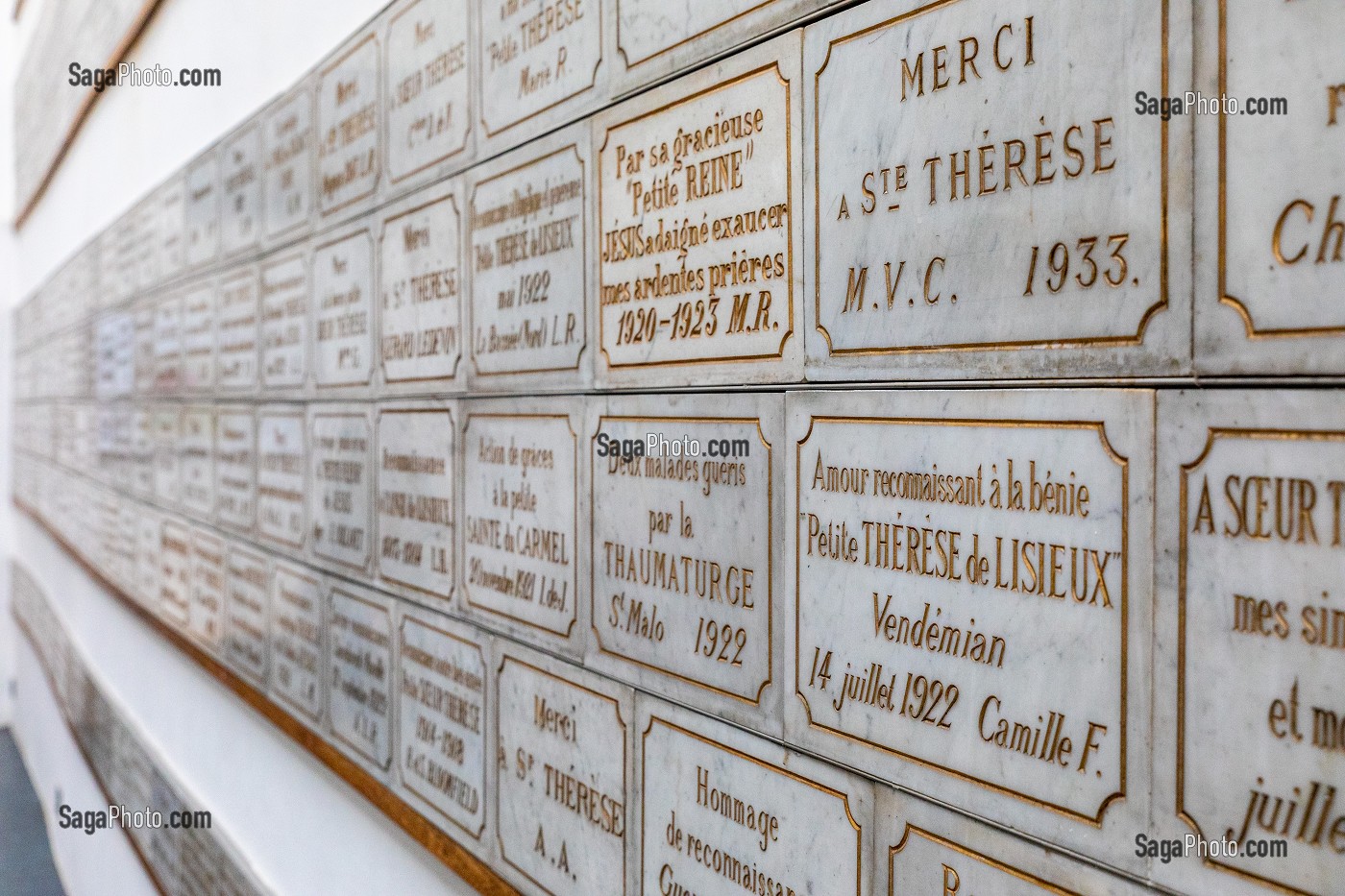 PLAQUES DE MARBRE POUR REMERCIER LA SAINTE, CHAPELLE DU CARMEL, SANCTUAIRE ET MEMORIAL DE SAINTE THERESE, LISIEUX, CALVADOS, NORMANDIE, FRANCE 