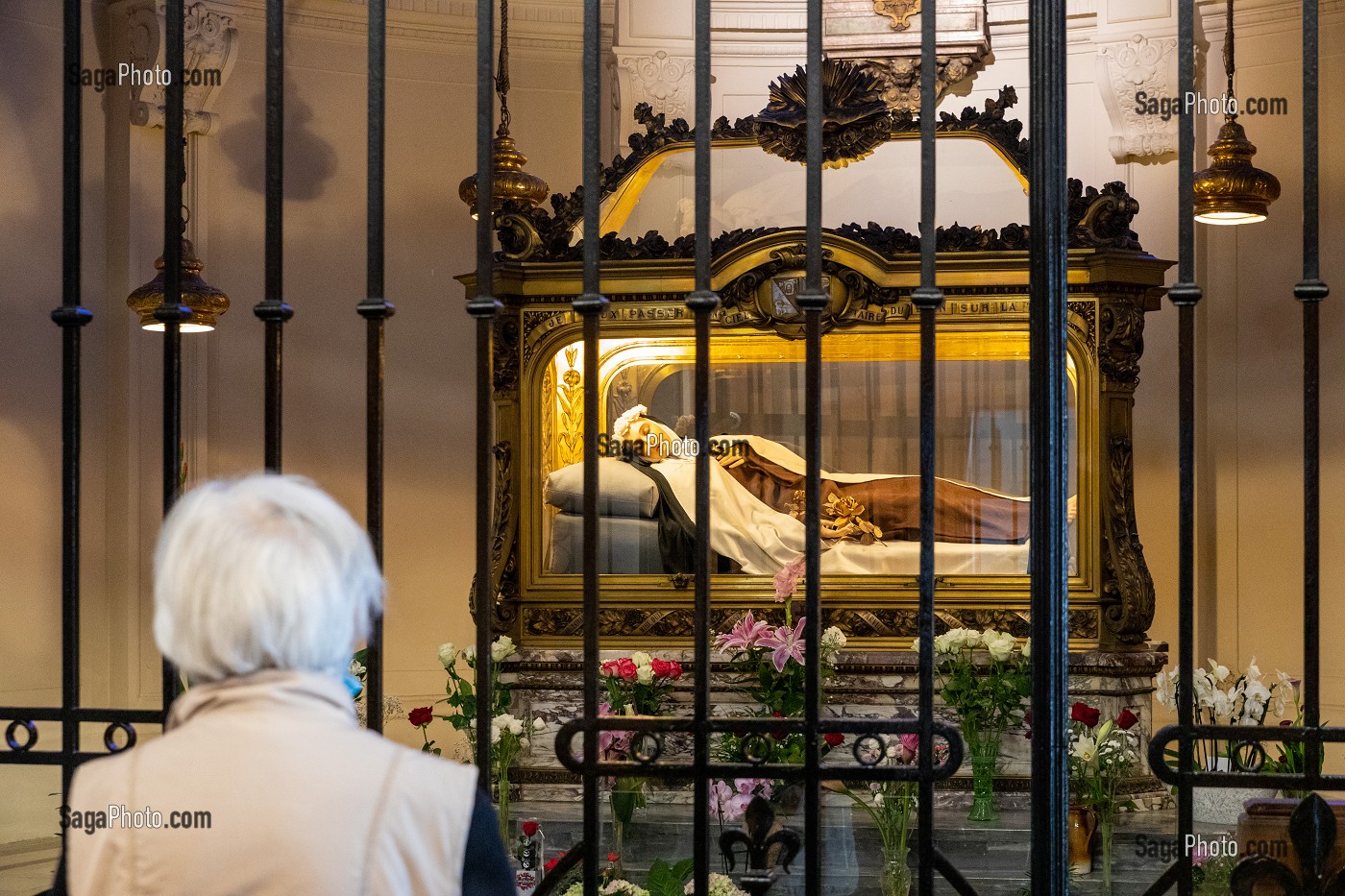 GISANT DE THERESE QUI CONSERVE LES RELIQUE DE LA SAINTE POUR LA PRIERE, CHAPELLE DU CARMEL, SANCTUAIRE ET MEMORIAL DE SAINTE THERESE, LISIEUX, CALVADOS, NORMANDIE, FRANCE 