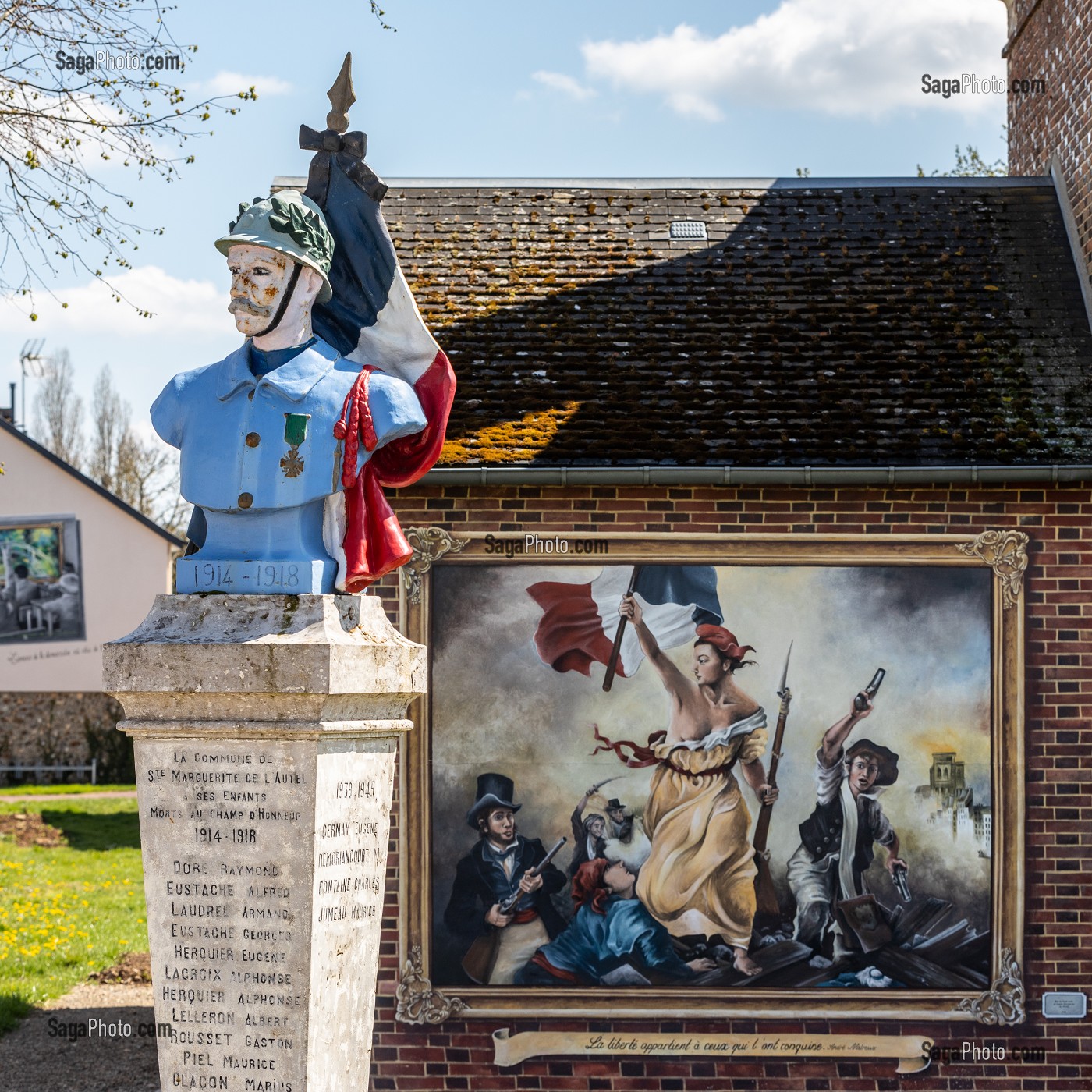 MONUMENT AUX MORTS AVEC LE DRAPEAU FRANCAIS EN HOMMAGE AUX SOLDATS DE LA GUERRE 1914-1918 ET REPRESENTATION D'UN TABLEAU EVOQUANT LA LIBERTE GUIDANT LE PEUPLE ET LES VALEURS DE LA REPUBLIQUE, SAINTE-MARGUERITE-DE-L’AUTEL, EURE, FRANCE 