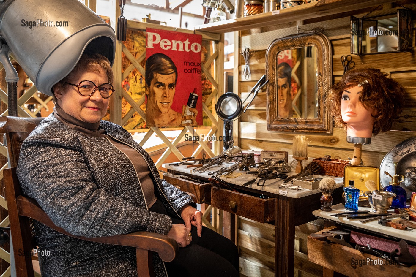 ELISABETH LETOURNEUR DANS LA SALLE DU COIFFEUR, MUSEE VIE ET VIEUX METIERS D'AUTREFOIS, BRETEUIL, EURE, NORMANDIE, FRANCE 