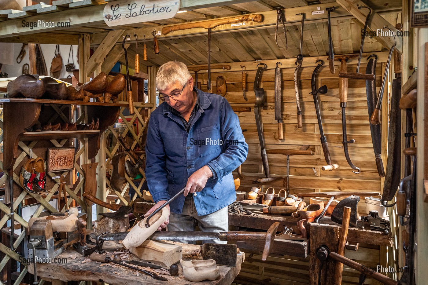 LES OUTILS DU SABOTIER, MUSEE VIE ET VIEUX METIERS D'AUTREFOIS, BRETEUIL, EURE, NORMANDIE, FRANCE 