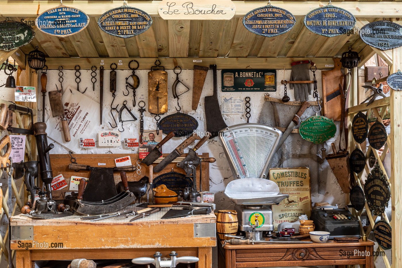 LA VITRINE ET LES OUTILS DU BOUCHER, MUSEE VIE ET VIEUX METIERS D'AUTREFOIS, BRETEUIL, EURE, NORMANDIE, FRANCE 