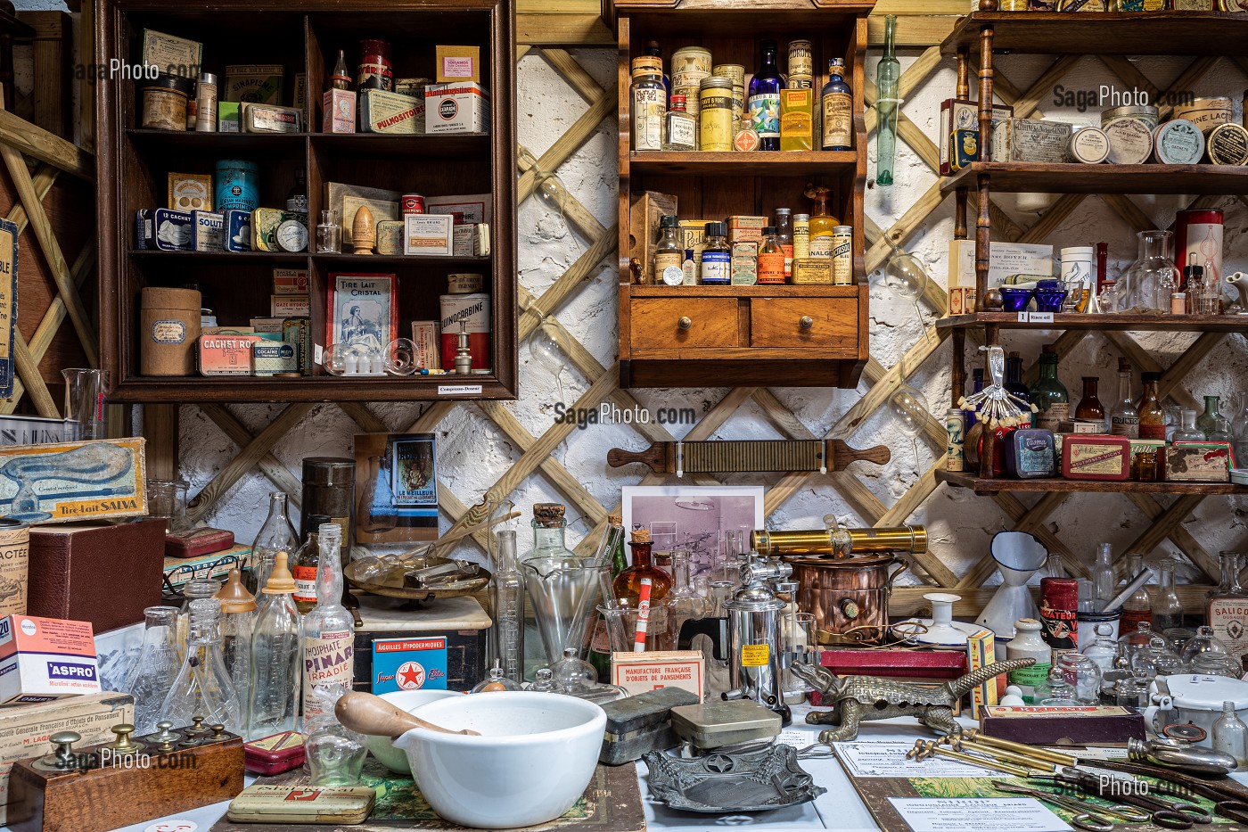 LA VITRINE DE LA PHARMACIE, MUSEE VIE ET VIEUX METIERS D'AUTREFOIS, BRETEUIL, EURE, NORMANDIE, FRANCE 