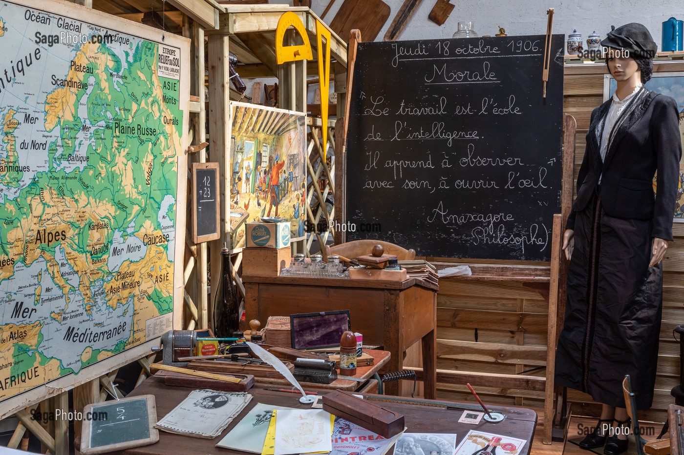 LA SALLE DE CLASSE DE L'ECOLE, MUSEE VIE ET VIEUX METIERS D'AUTREFOIS, BRETEUIL, EURE, NORMANDIE, FRANCE 