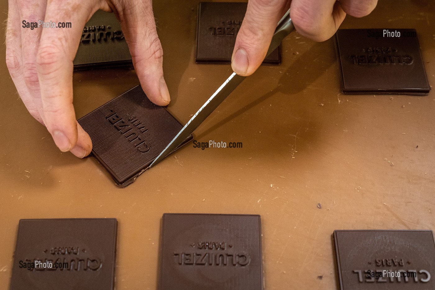 FABRICATION DES CHOCOLATS AU CHOCOLATRIUM, CHOCOLATERIE CLUIZEL, DAMVILLE, MESNIL-SUR-ITON, EURE, NORMANDIE, FRANCE 