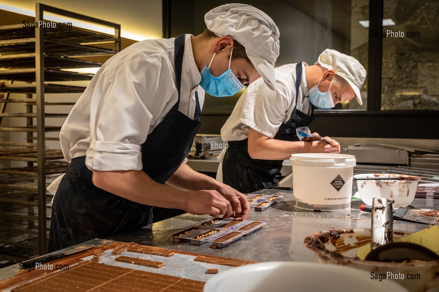 FABRICATION DES CHOCOLATS AU CHOCOLATRIUM, CHOCOLATERIE CLUIZEL, DAMVILLE, MESNIL-SUR-ITON, EURE, NORMANDIE, FRANCE 