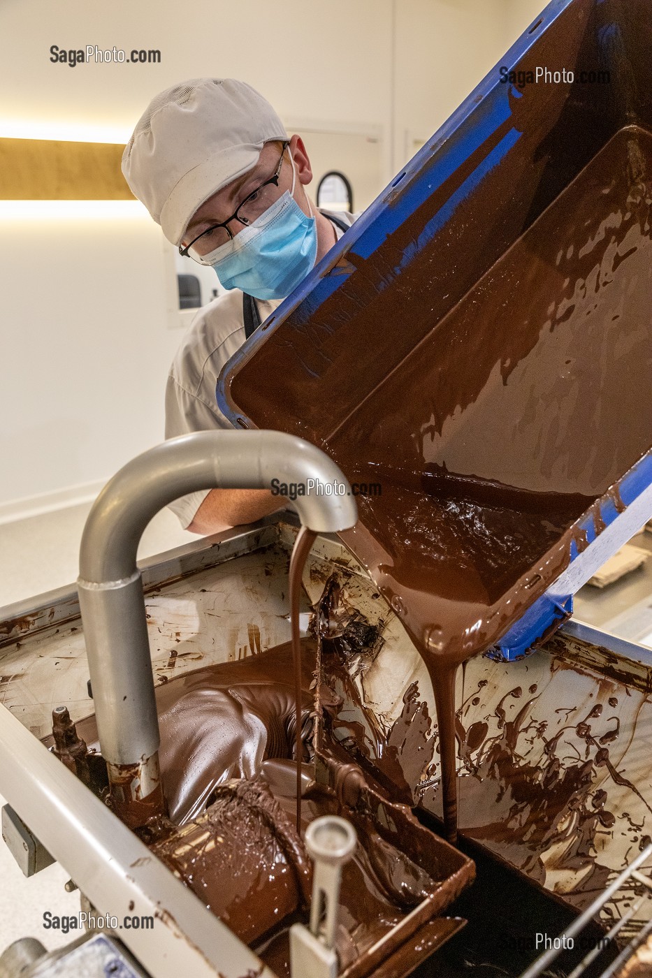 PREPARATION DES CHOCOLATS AU CHOCOLATRIUM, CHOCOLATERIE CLUIZEL, DAMVILLE, MESNIL-SUR-ITON, EURE, NORMANDIE, FRANCE 