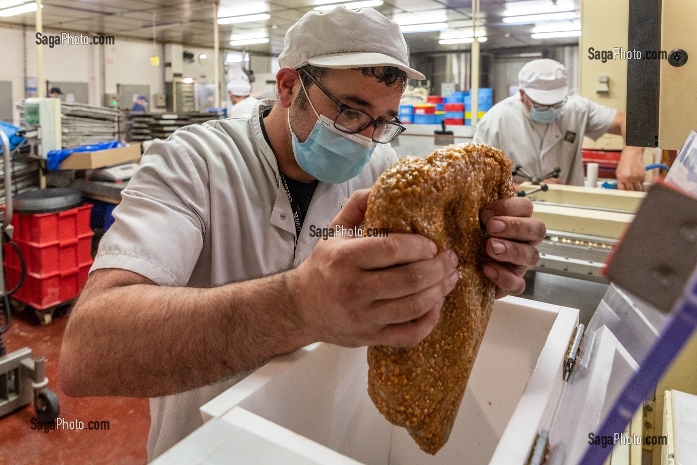 FABRICATION DE LA NOUGATINE, CHOCOLATERIE CLUIZEL, DAMVILLE, MESNIL-SUR-ITON, EURE, NORMANDIE, FRANCE 