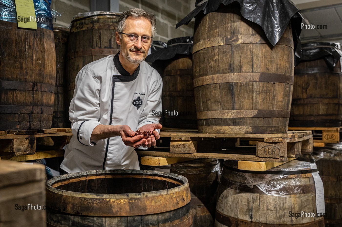 MARC CLUIZEL, DIRECTEUR DE CHOCOLATERIE CLUIZEL, CAVES DES CERISES A L'EAU DE VIE, DAMVILLE, MESNIL-SUR-ITON, EURE, NORMANDIE, FRANCE 