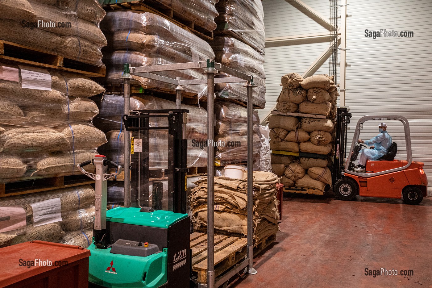 STOCKAGE DES FEVES DE CACAO, CHOCOLATERIE CLUIZEL, DAMVILLE, MESNIL-SUR-ITON, EURE, NORMANDIE, FRANCE 