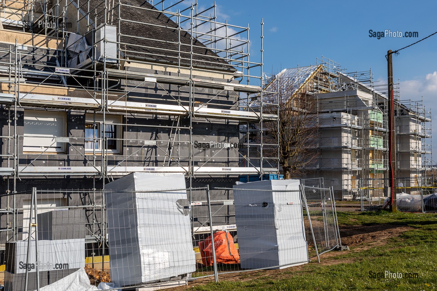 TRAVAUX D'ISOLATION EXTERIEURE DE FACADE, IMMEUBLE D'HABITATION HLM, RUGLES, EURE, NORMANDIE, FRANCE 