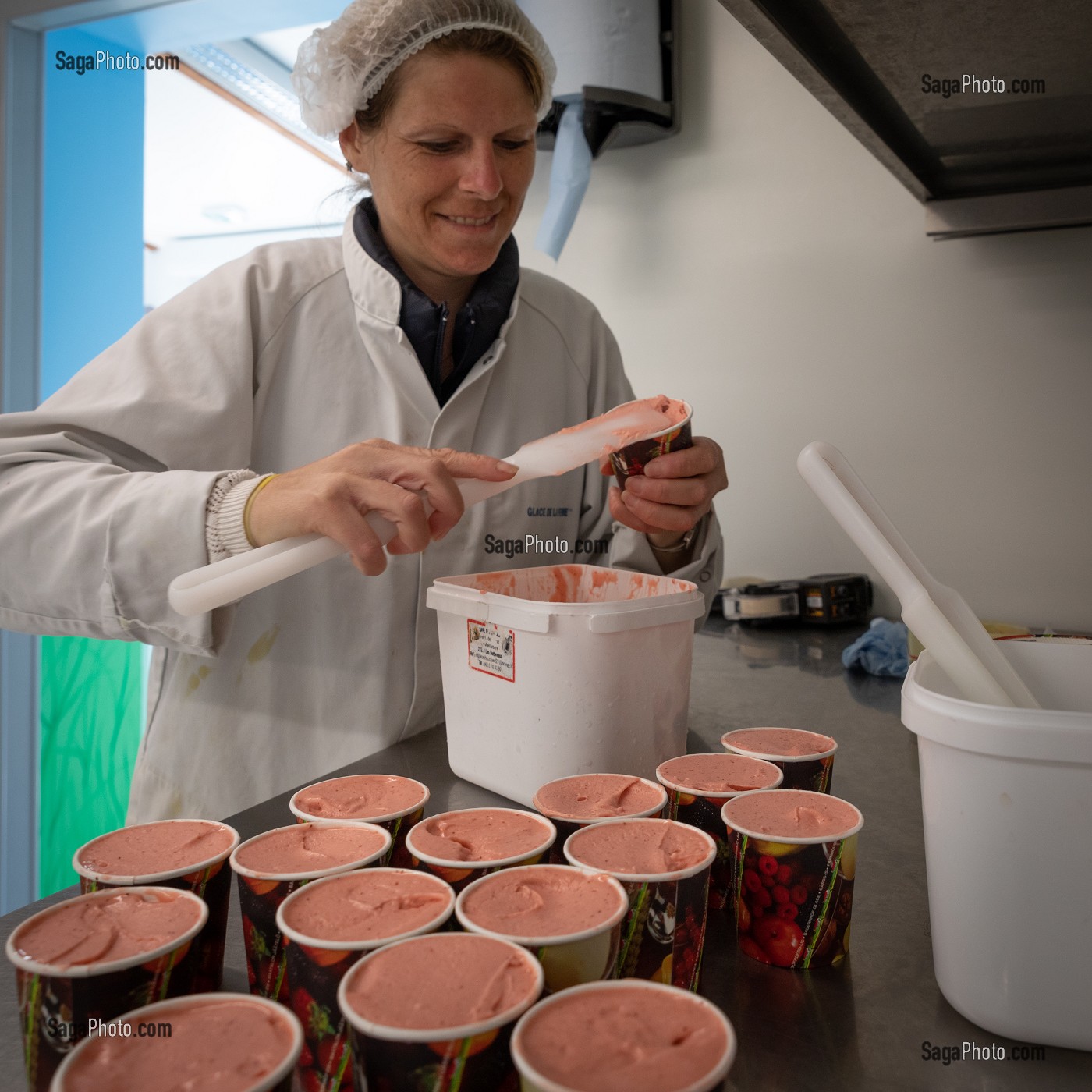 FABRICATION DE GLACES ARTISANALES, LES GLACES A LA FERME, EURE, NORMANDIE, FRANCE 