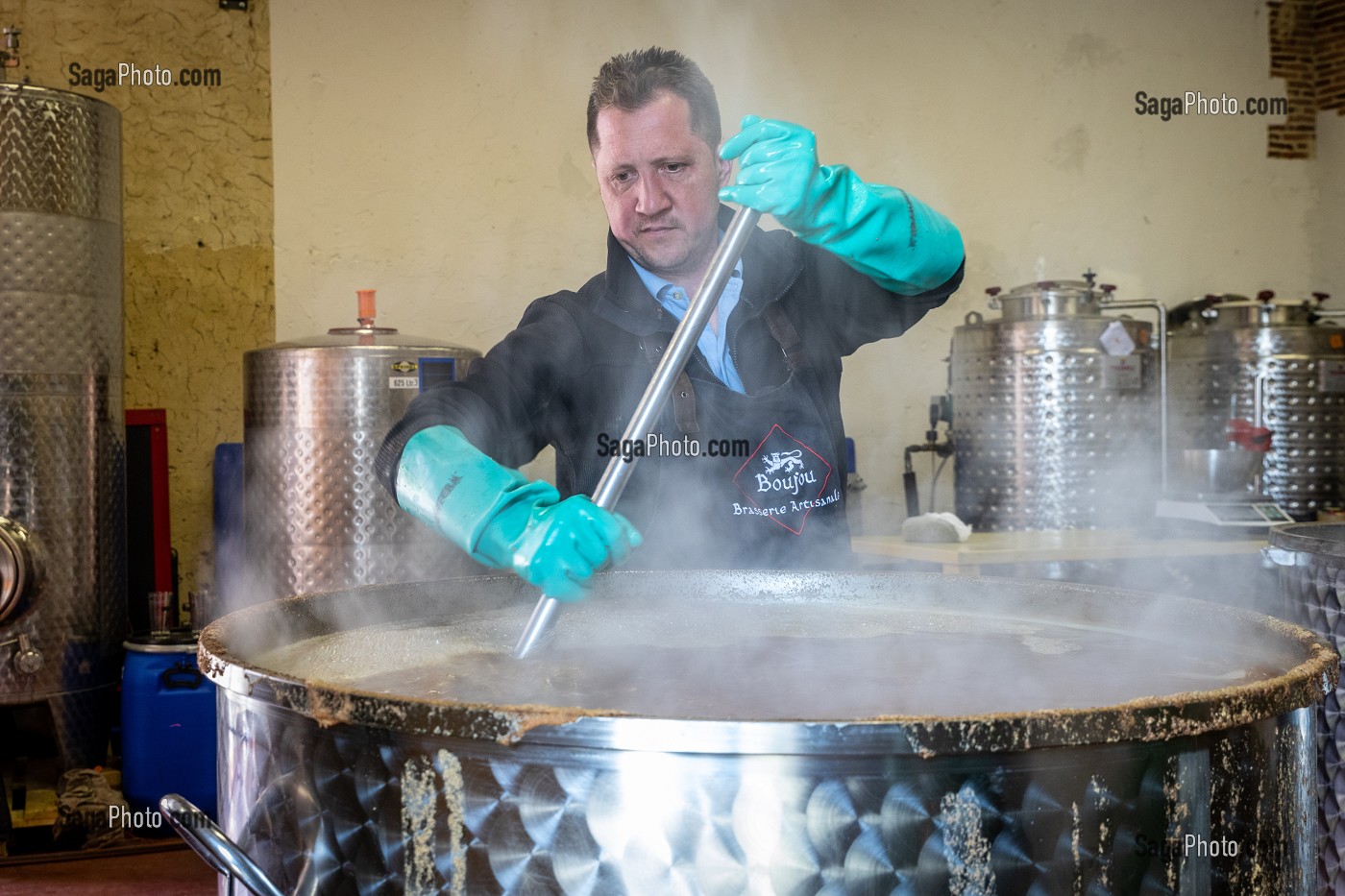 CHARLES-ALEXANDRE AUVRAY, BRASSEUR DE LA BIERE ARTISANALE BOUJOU, EURE, NORMANDIE, FRANCE 