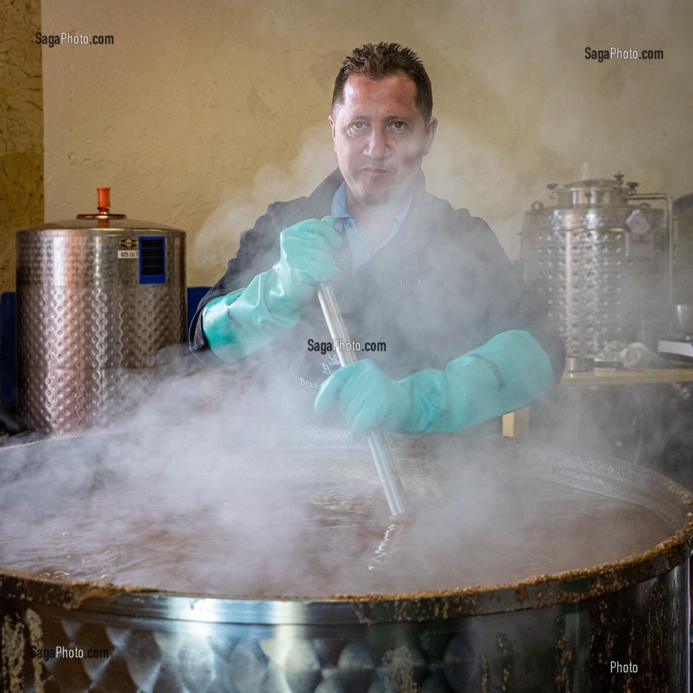 CHARLES-ALEXANDRE AUVRAY, BRASSEUR DE LA BIERE ARTISANALE BOUJOU, EURE, NORMANDIE, FRANCE 