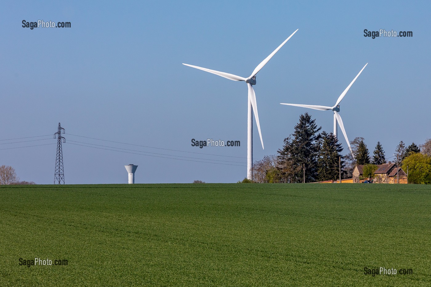 EOLIENNES PRES DES HABITATIONS, MESNIL-SUR-ITON, EURE, NORMANDIE, FRANCE 