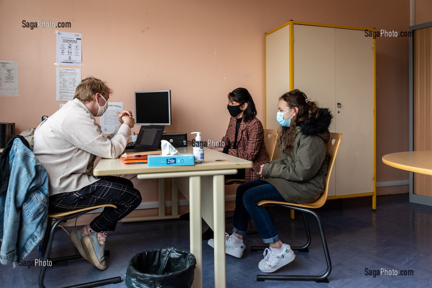 ASSISTANCE SOCIALE RECEVANT UNE MAMAN ET SA FILLE, COLLEGE DE RUGLES, RUGLES, EURE, NORMANDIE, FRANCE 