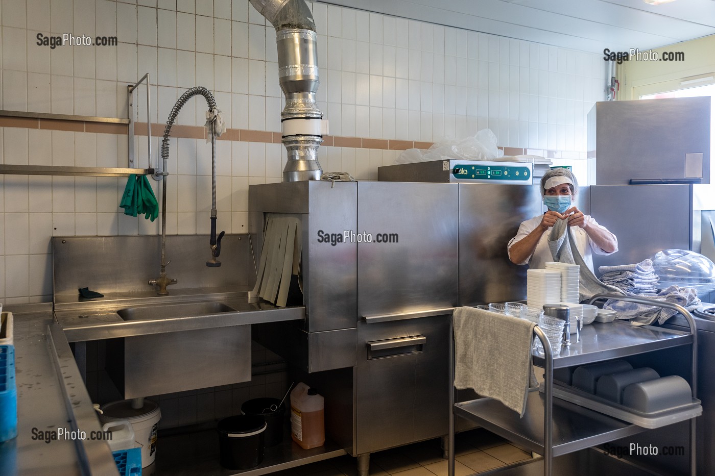 NETTOYAGE DE LA VAISSELLE, PERSONNEL D'ENTRETIEN ET DE RESTAURATION, CUISINES DU COLLEGE DE RUGLES, RUGLES, EURE, NORMANDIE, FRANCE 