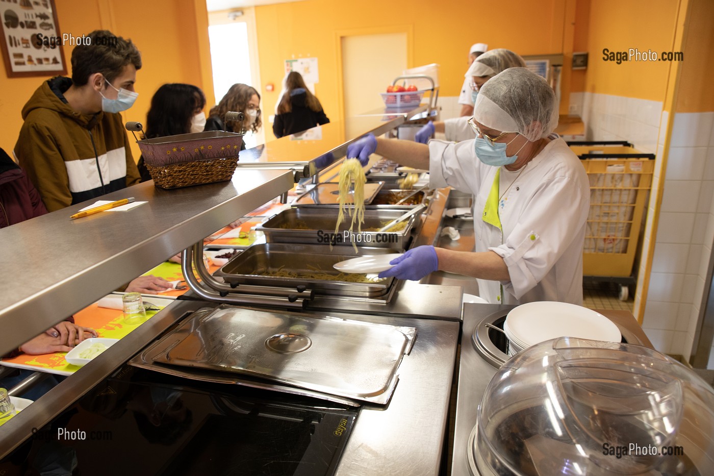 CUISINIERE AU SELF SERVICE, RESTAURATION DES ELEVES, COLLEGE DE RUGLES, RUGLES, EURE, NORMANDIE, FRANCE 