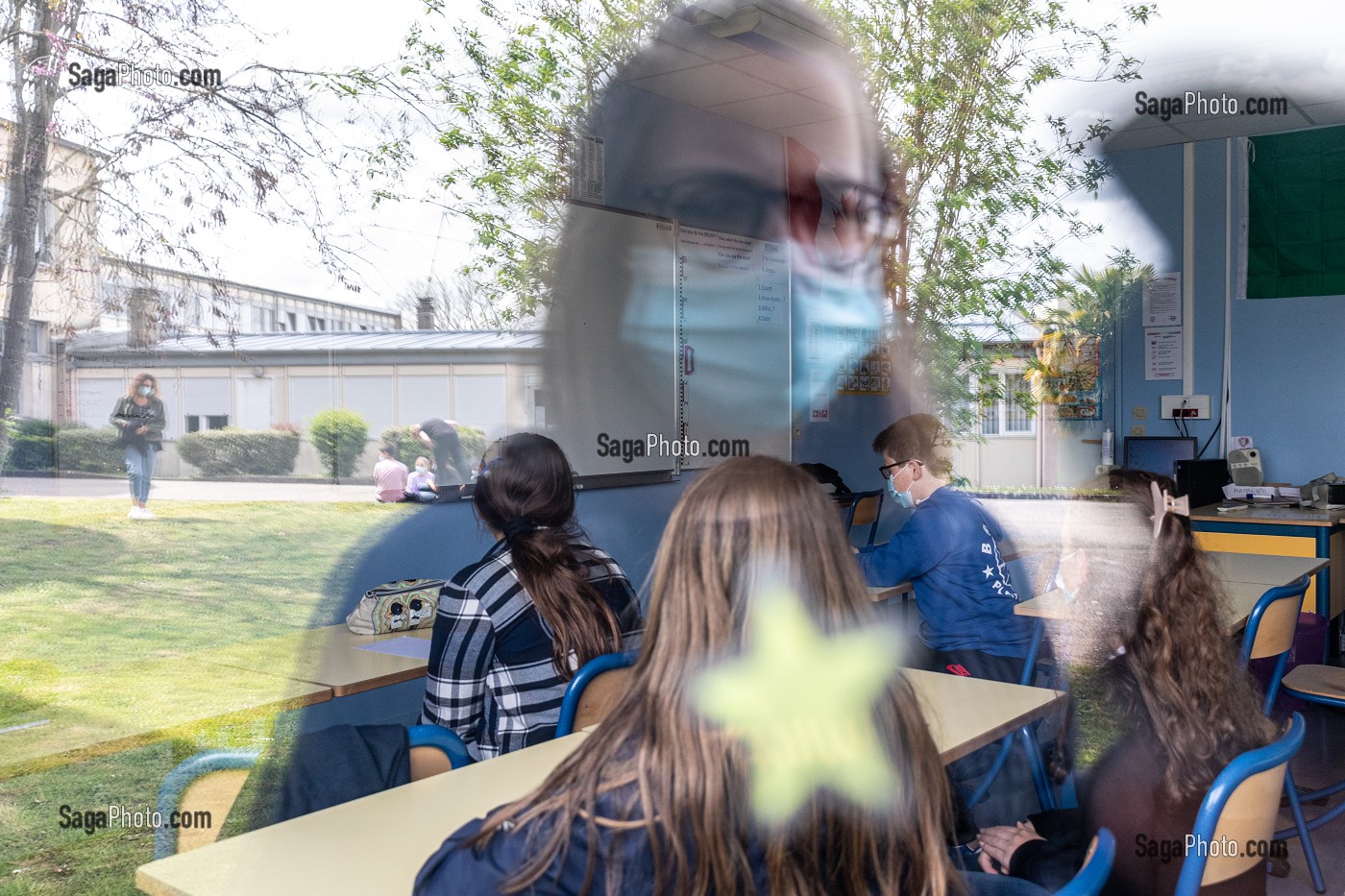 ELEVE MASQUE DEVANT LA SALLE DE CLASSE, COLLEGE DE RUGLES, RUGLES, EURE, NORMANDIE, FRANCE 