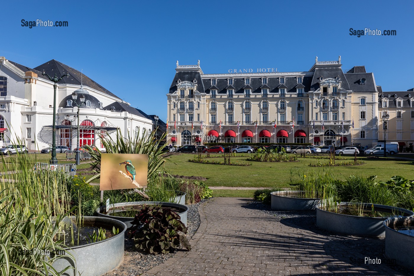 JARDINS DU CASINO DEVANT LE GRAND HOTEL, CABOURG, CALVADOS, NORMANDIE, FRANCE 